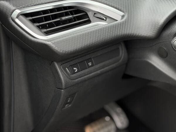 2018 Peugeot 2008 — Miniatură 15