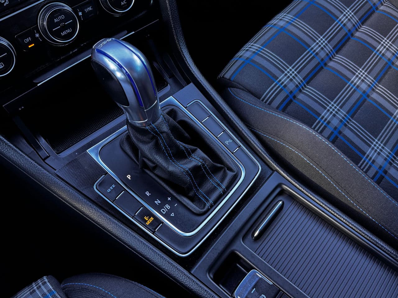 Volkswagen Golf GTE 2015 — Миниатюра 12