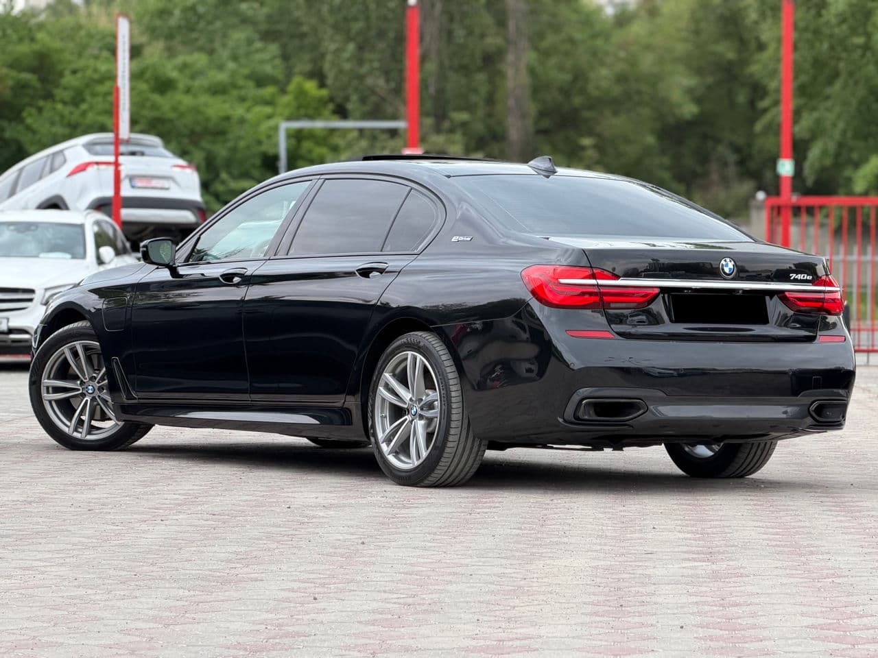 BMW 740e 2017 — Миниатюра 3