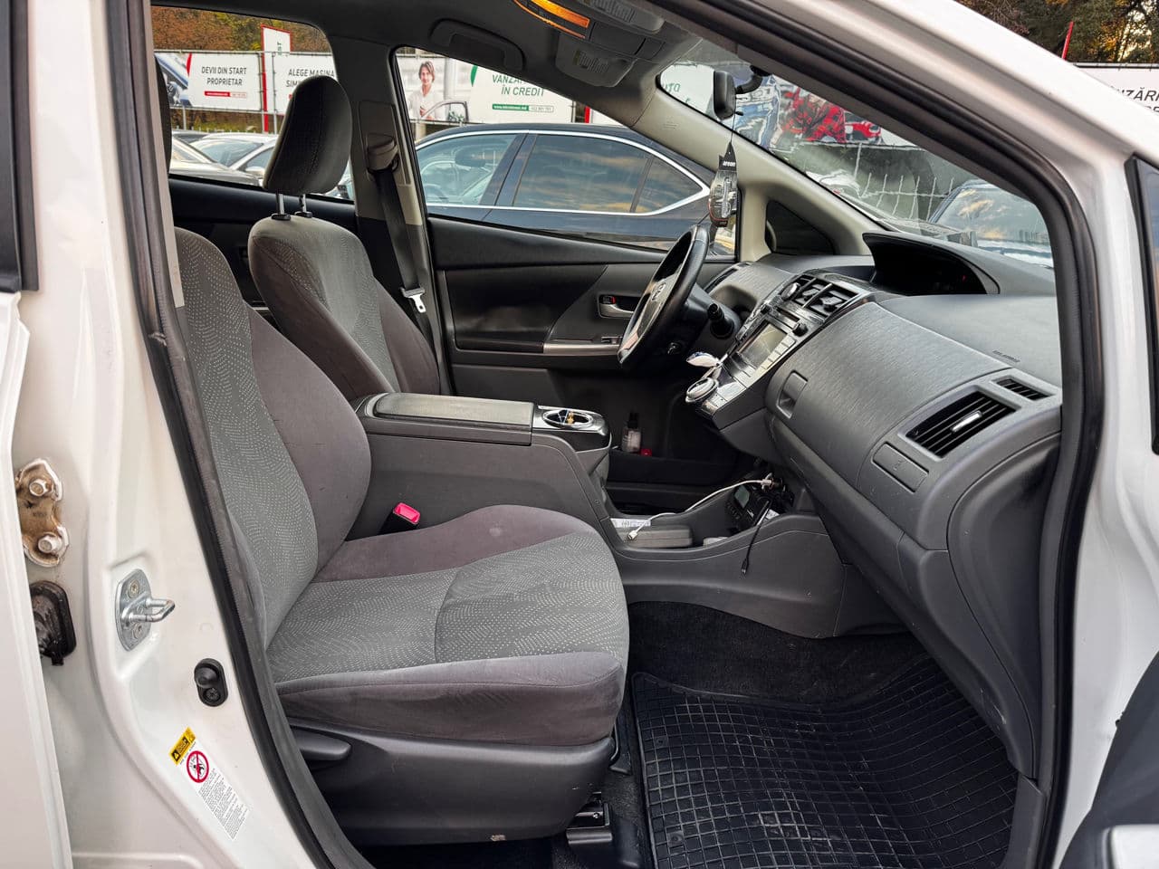 Toyota Prius Plus / V 2012 — Миниатюра 6