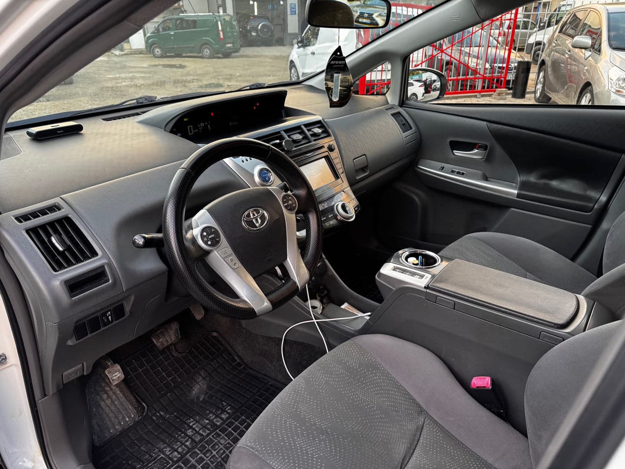 Toyota Prius Plus / V 2012 — Миниатюра 5