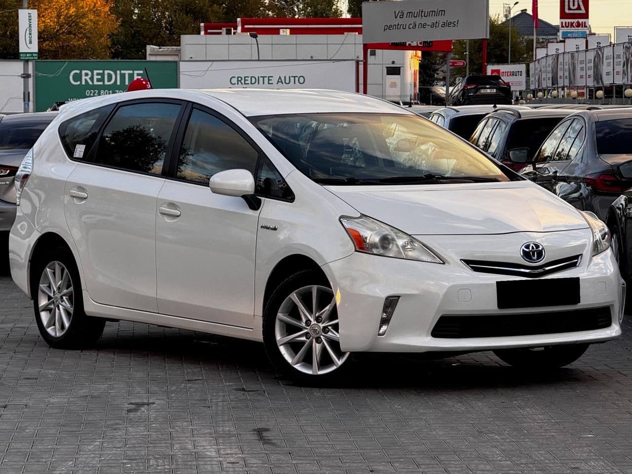 Toyota Prius Plus / V 2012 — Миниатюра 3