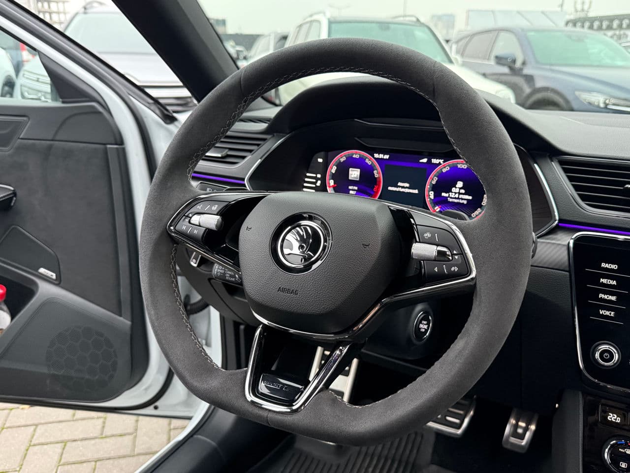 Skoda Superb 2023 — Миниатюра 8