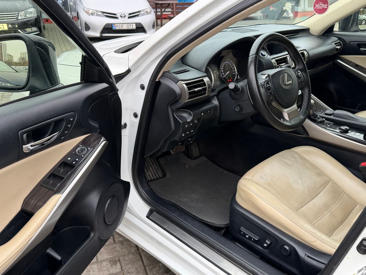 Lexus IS 300h 2014 — Миниатюра 7
