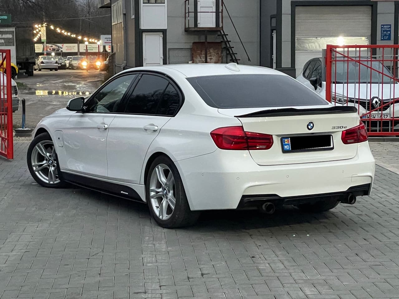 BMW 330E 2017 — Миниатюра 2