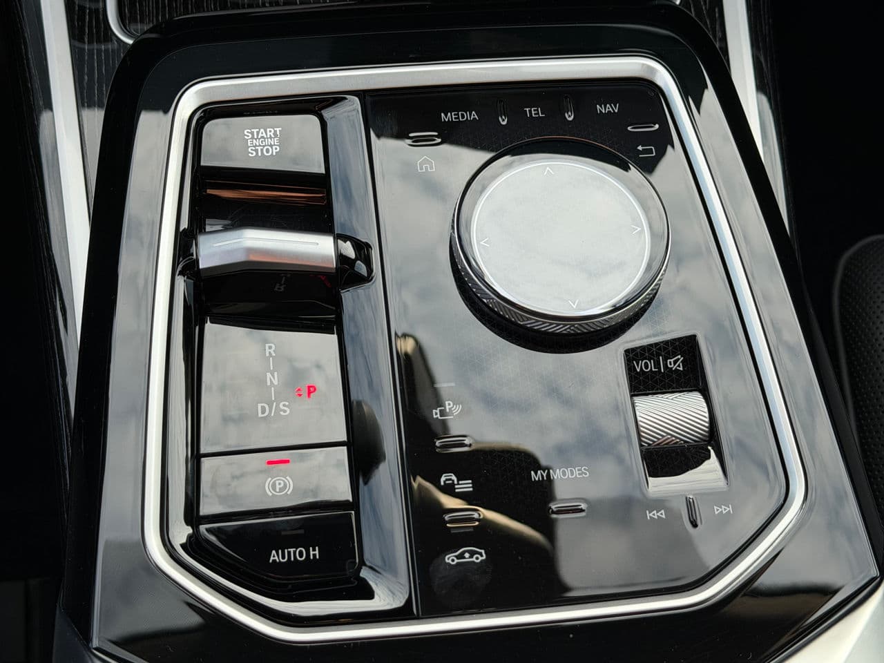BMW 750e XDrive 2024 — Миниатюра 16