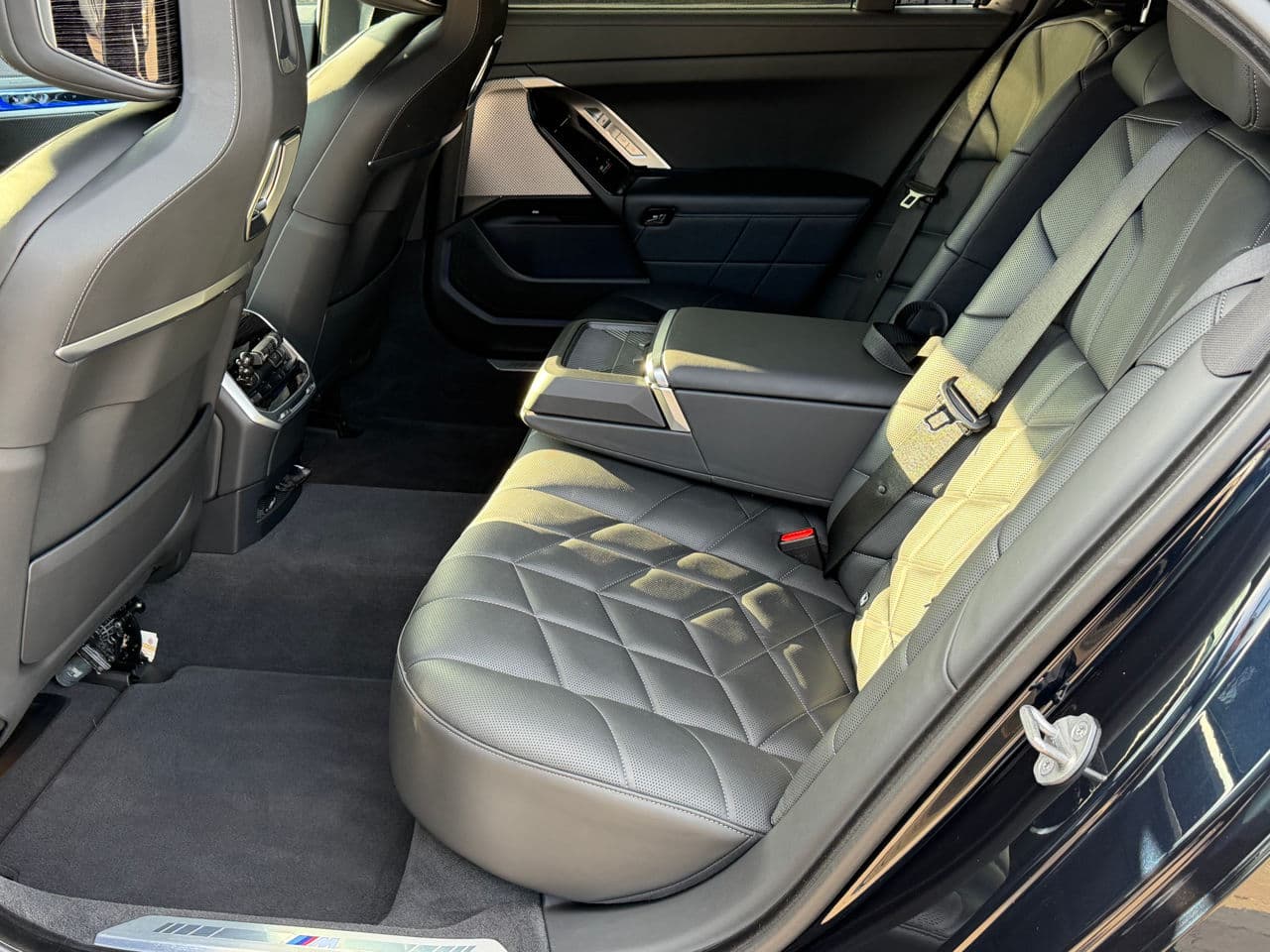 BMW 750e XDrive 2024 — Миниатюра 20