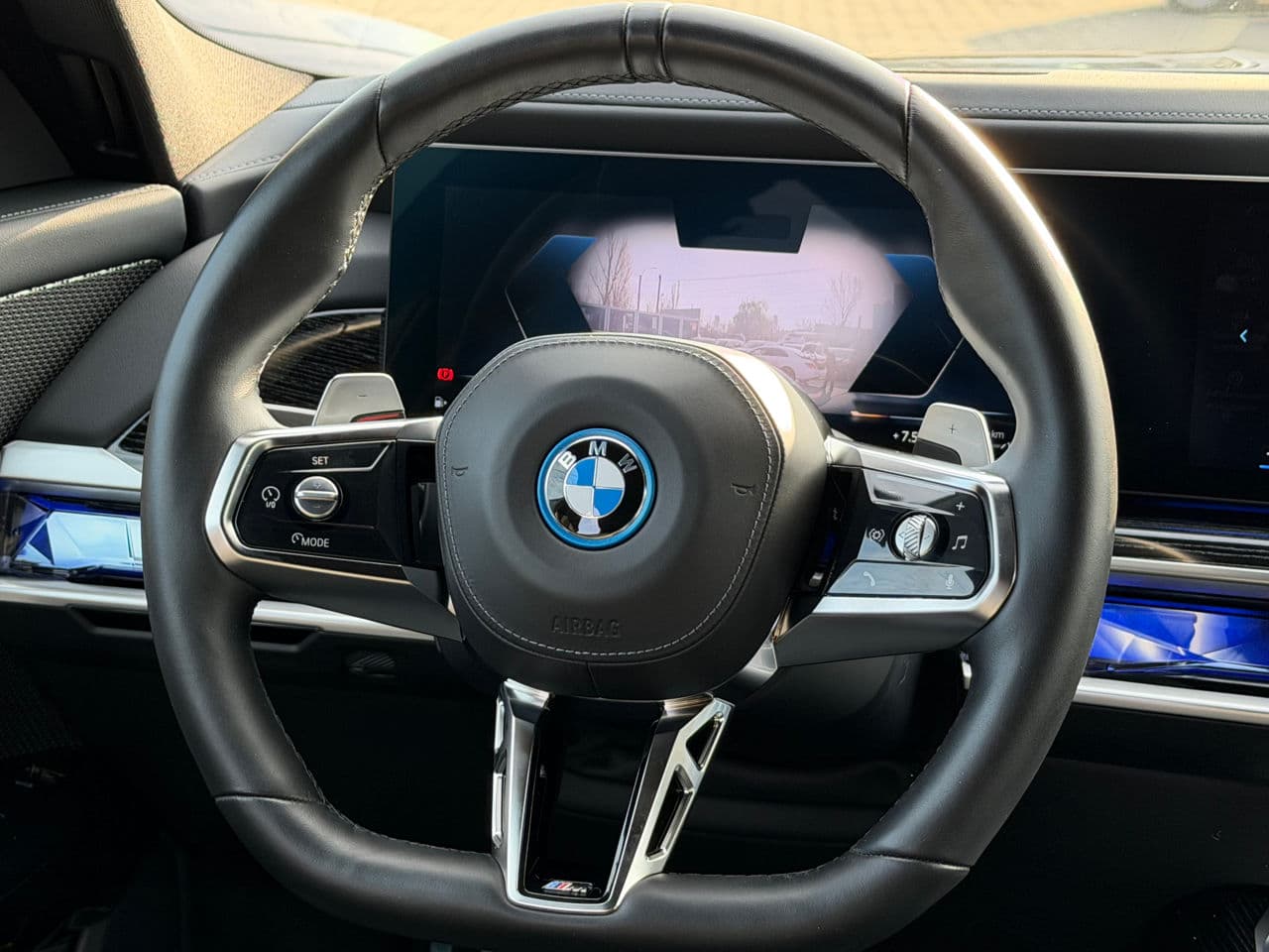 BMW 750e XDrive 2024 — Миниатюра 11