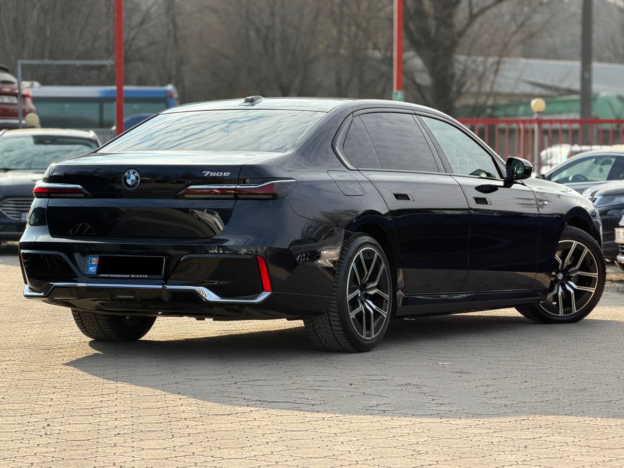 BMW 750e XDrive 2024 — Миниатюра 3