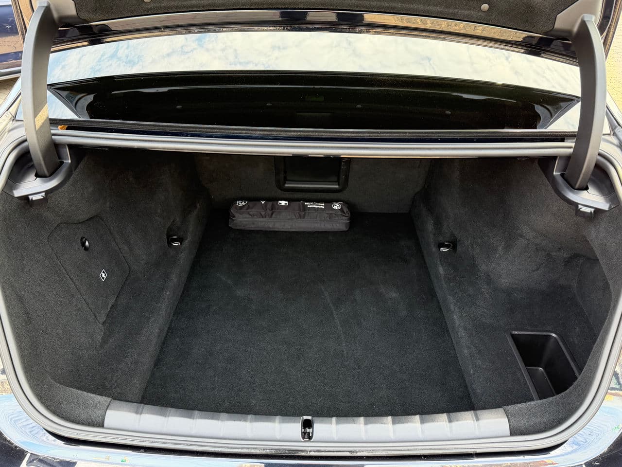 BMW 750e XDrive 2024 — Миниатюра 24