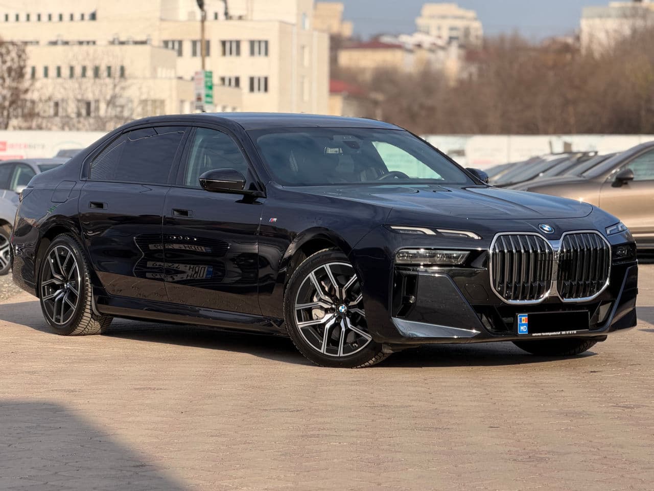 BMW 750e XDrive 2024 — Миниатюра 4