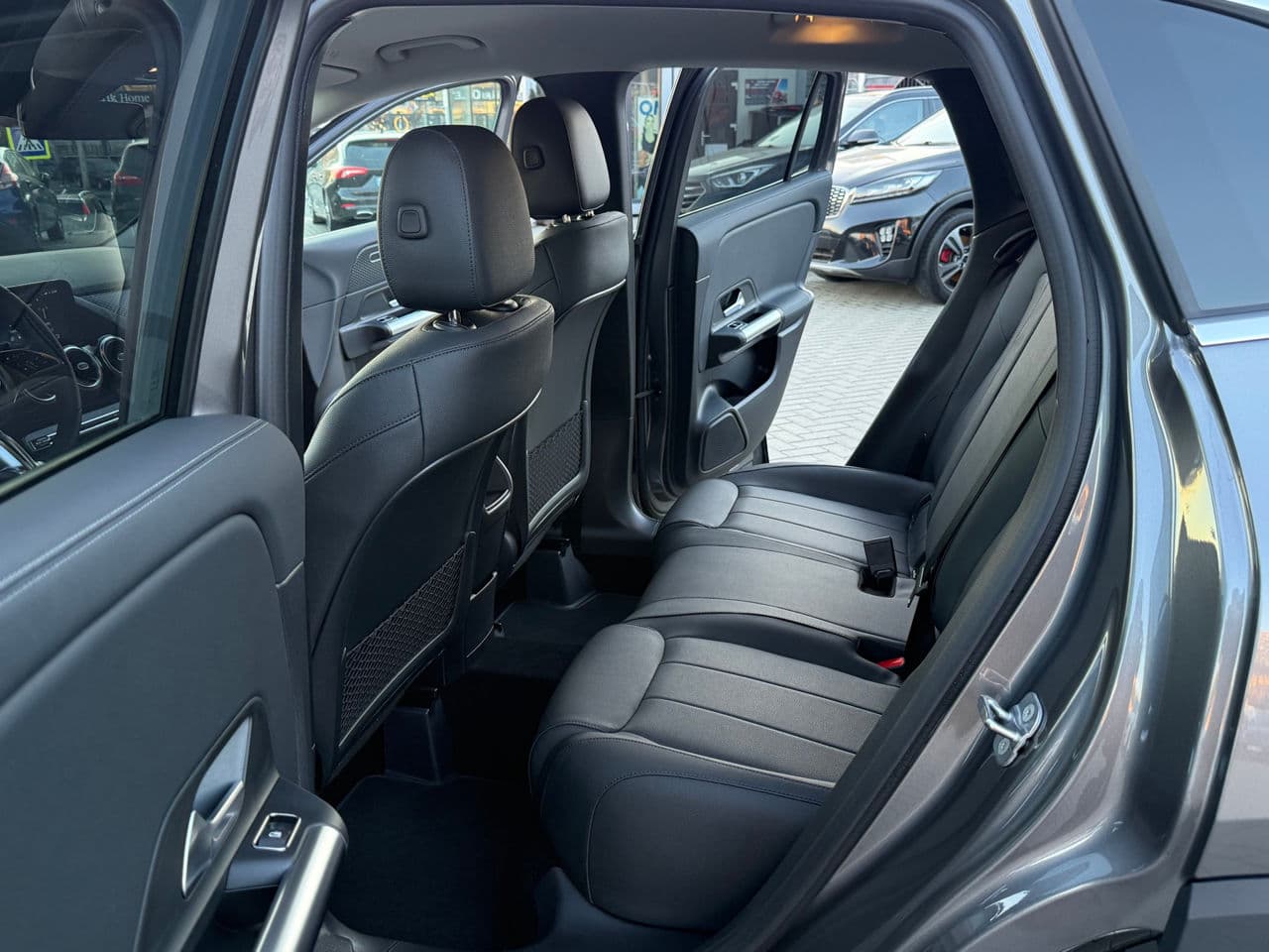 2025 Mercedes GLA 200 — Miniatură 13