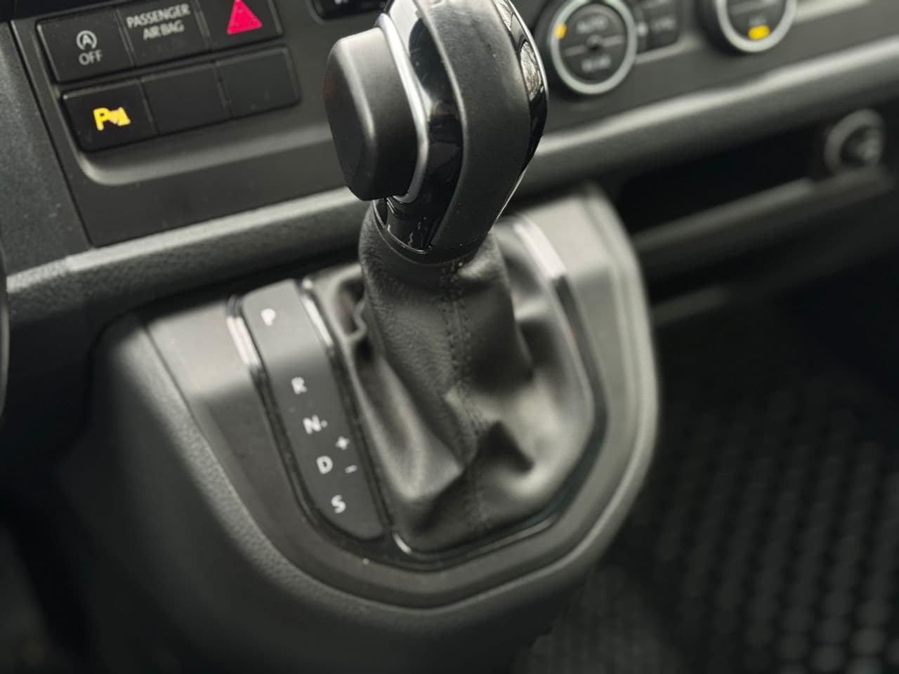 Volkswagen Caravelle 2017 — Миниатюра 14