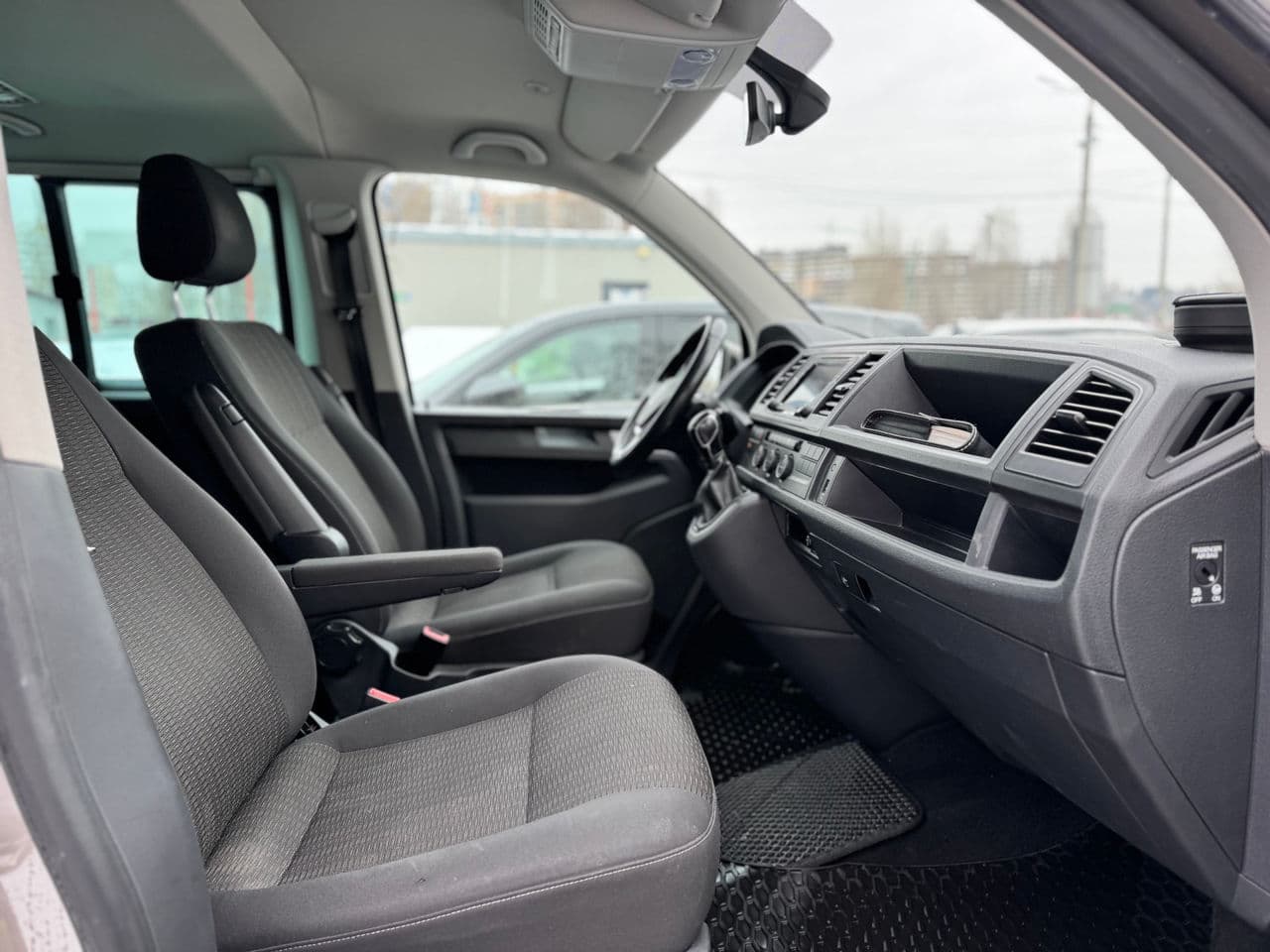 Volkswagen Caravelle 2017 — Миниатюра 16