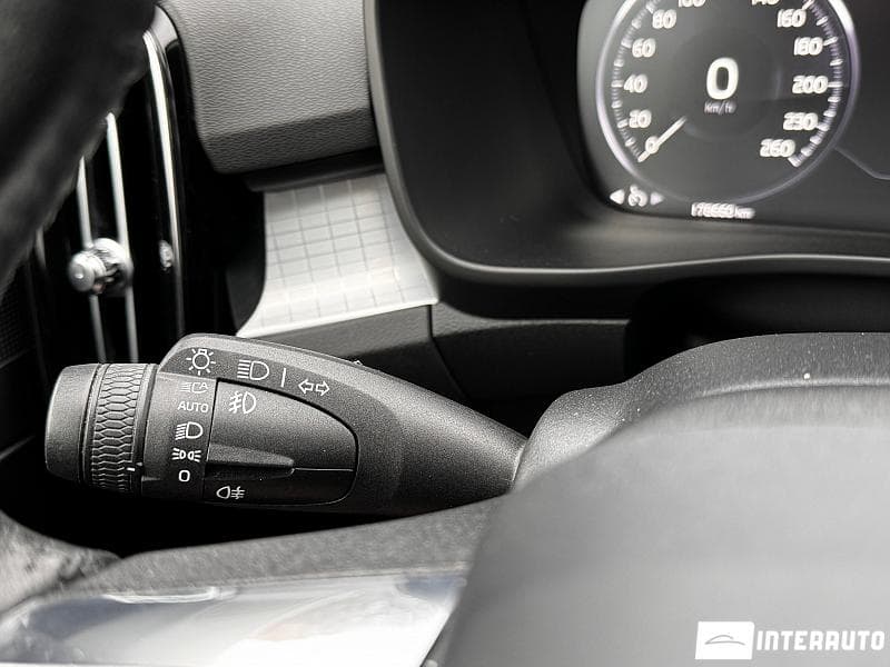 Volvo XC 40 2019 — Миниатюра 12