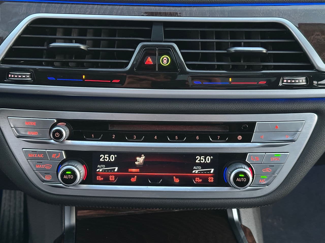 BMW 740e 2017 — Миниатюра 11