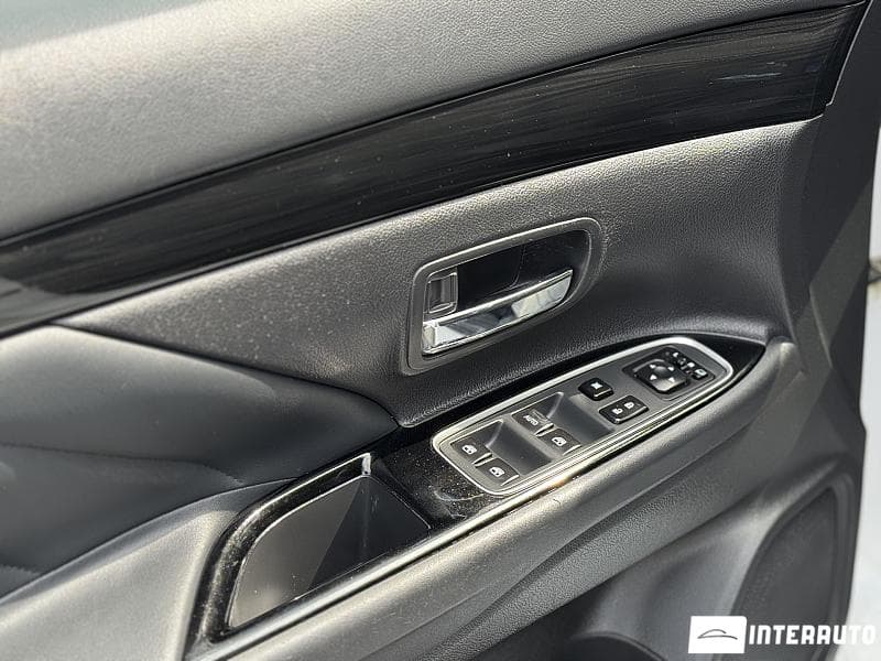 Mitsubishi Outlander 2018 — Миниатюра 8