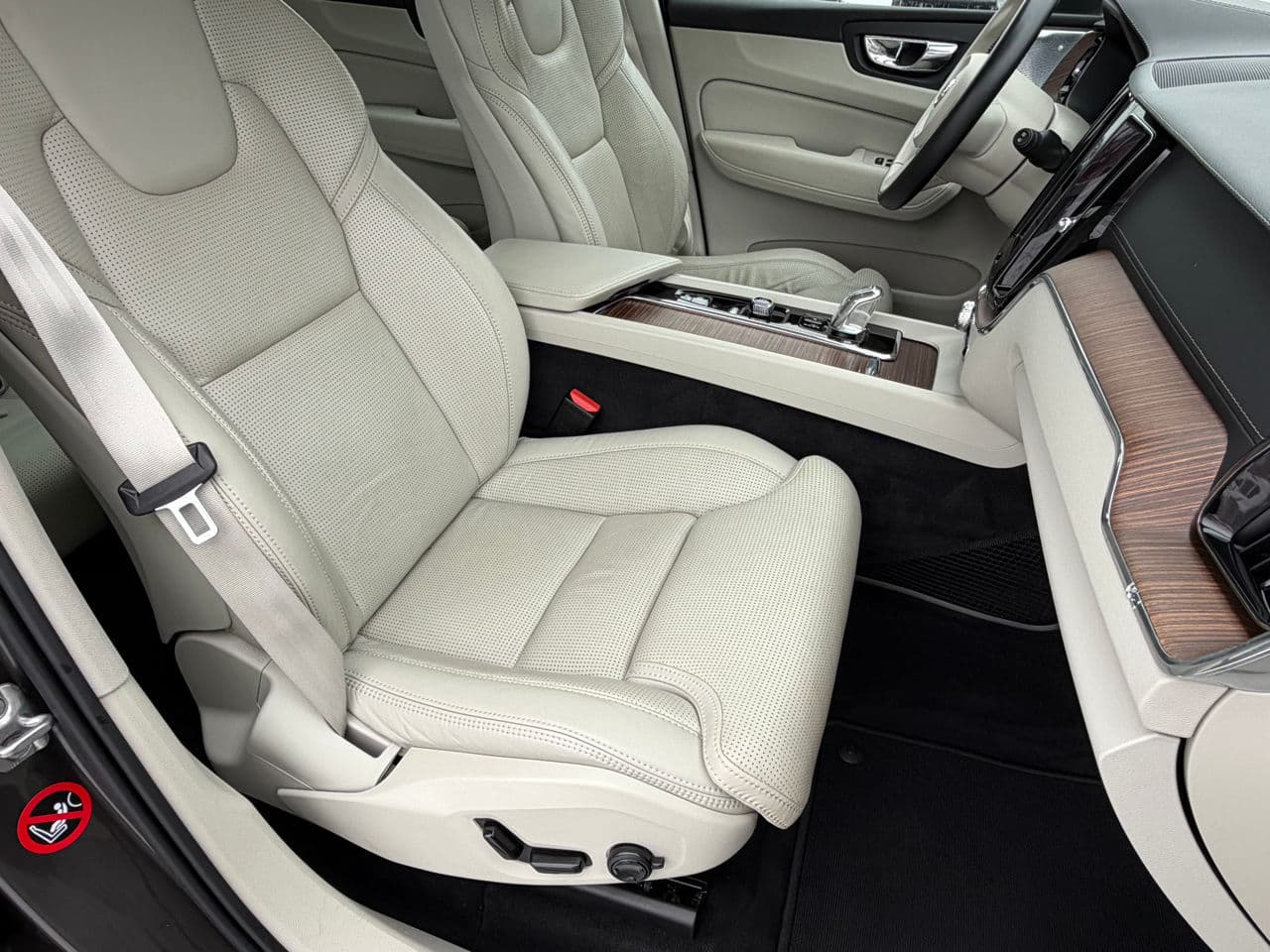 Volvo XC 60 2018 — Миниатюра 10