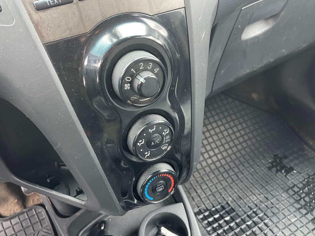 Toyota Yaris 2010 — Миниатюра 8
