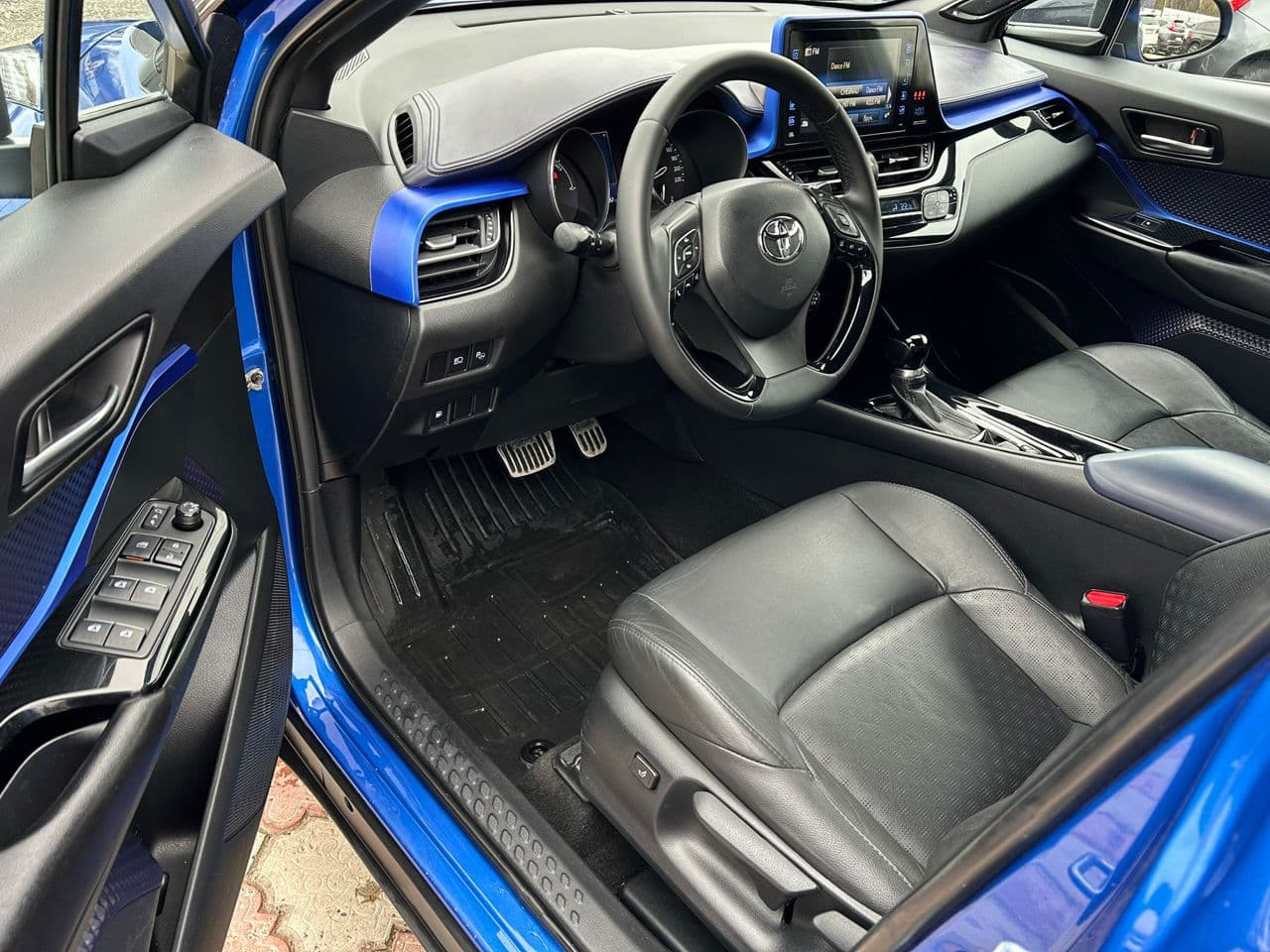 Toyota C-HR 2017 — Миниатюра 5