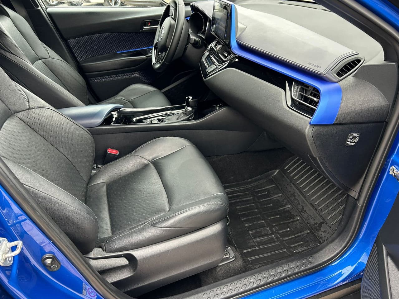 Toyota C-HR 2017 — Миниатюра 16
