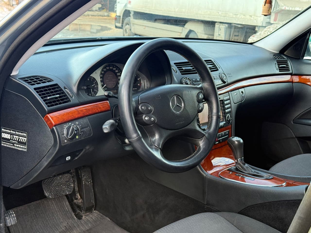 Mercedes E 320 2006 — Миниатюра 5