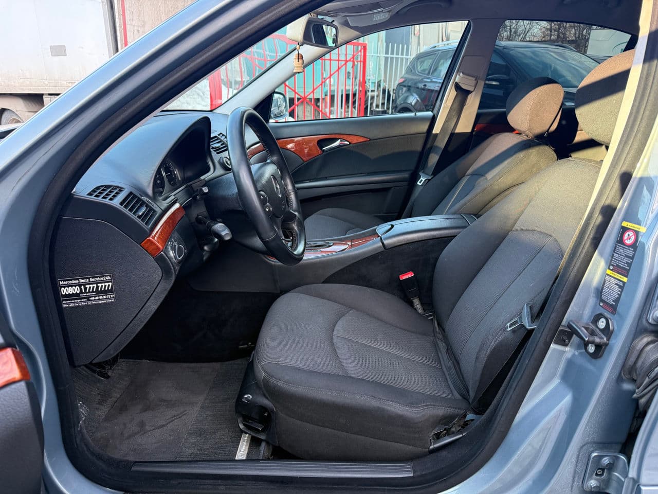 Mercedes E 320 2006 — Миниатюра 6