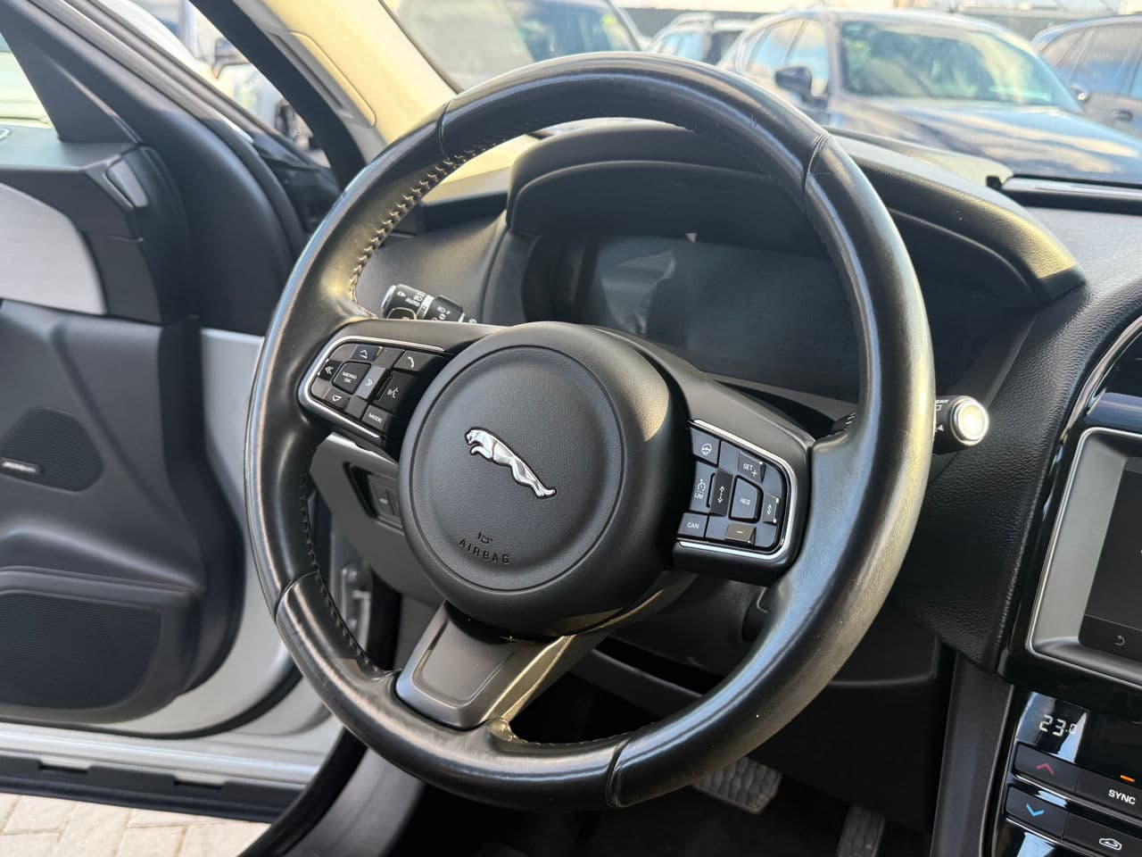 Jaguar F-Pace 2017 — Миниатюра 10