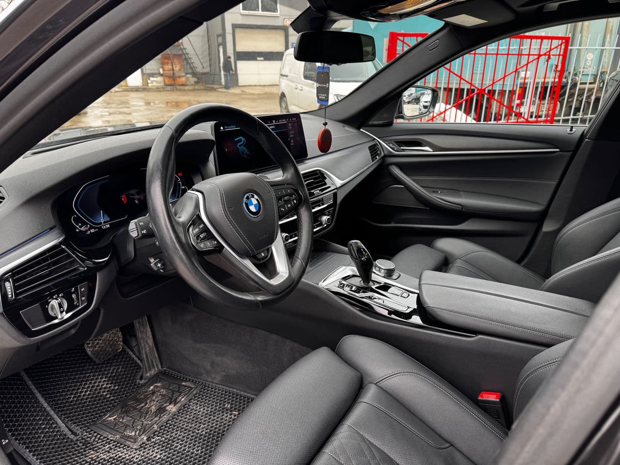 BMW 530e 2023 — Миниатюра 6