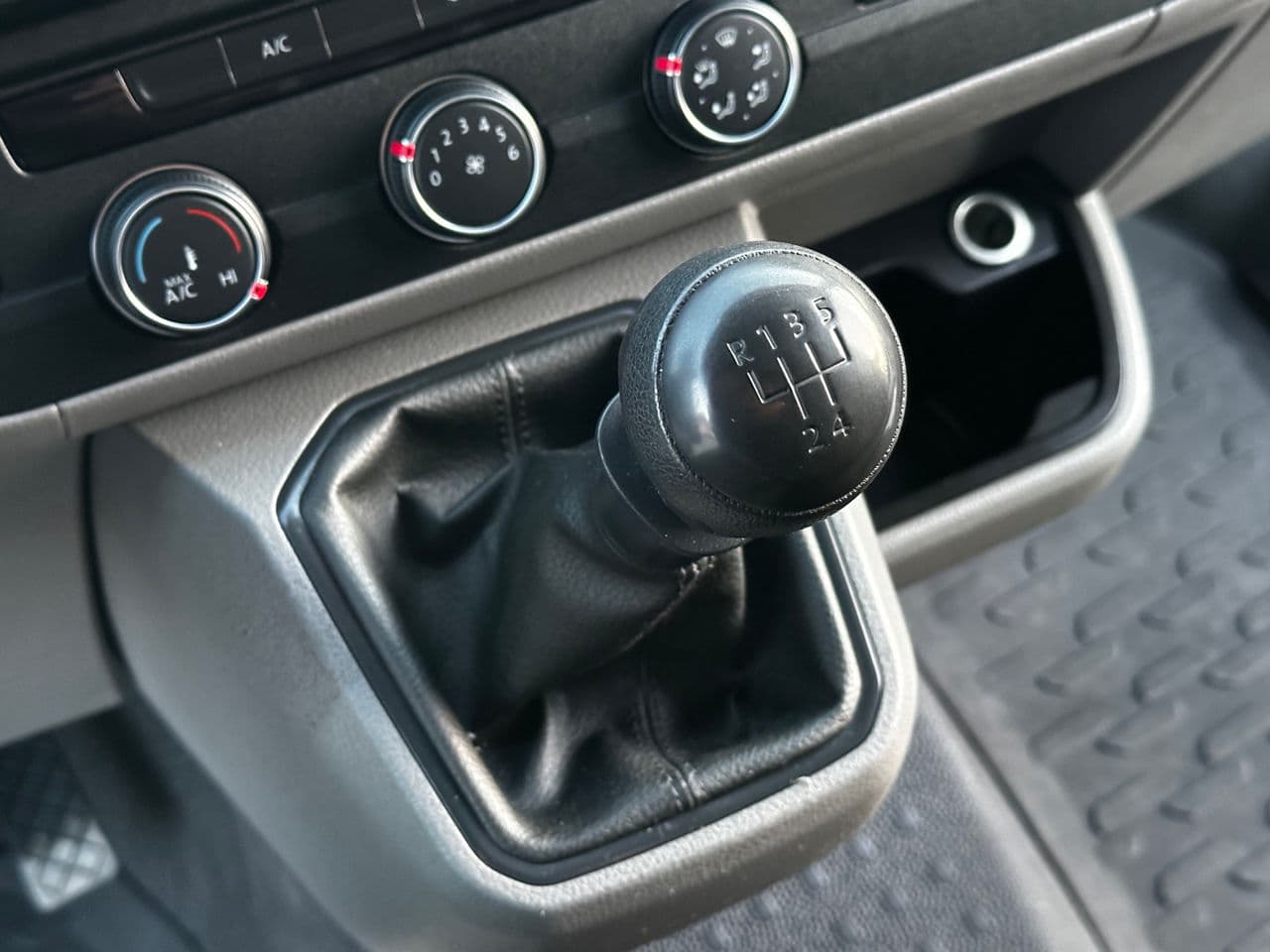 Volkswagen Transporter 2020 — Миниатюра 12