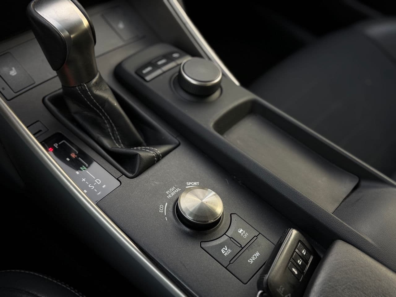 2018 Lexus IS 300h — Miniatură 16