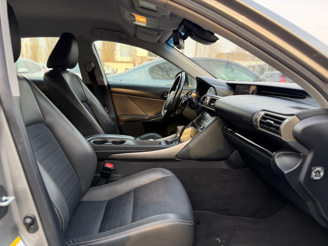 2018 Lexus IS 300h — Miniatură 20