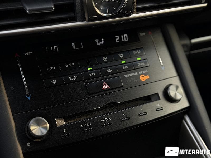 2018 Lexus IS 300h — Miniatură 14