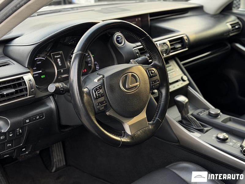 2018 Lexus IS 300h — Miniatură 9
