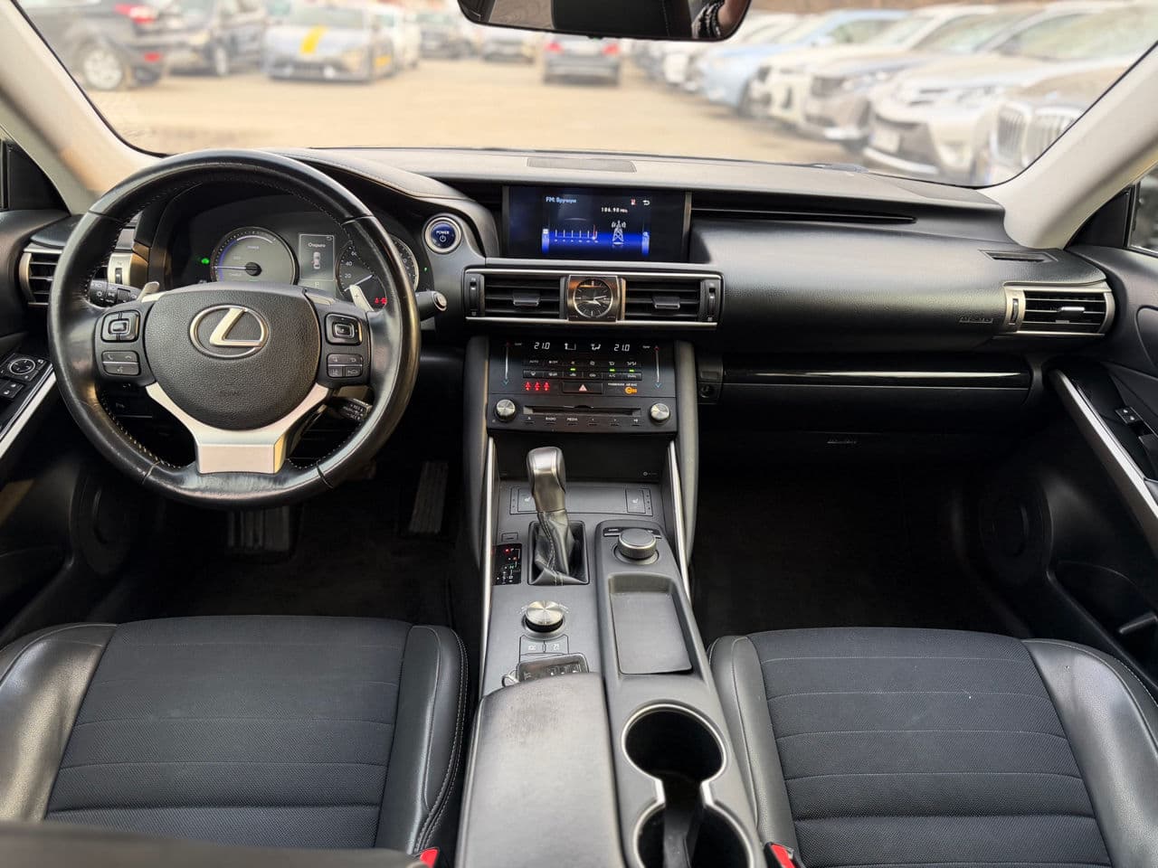 2018 Lexus IS 300h — Miniatură 17