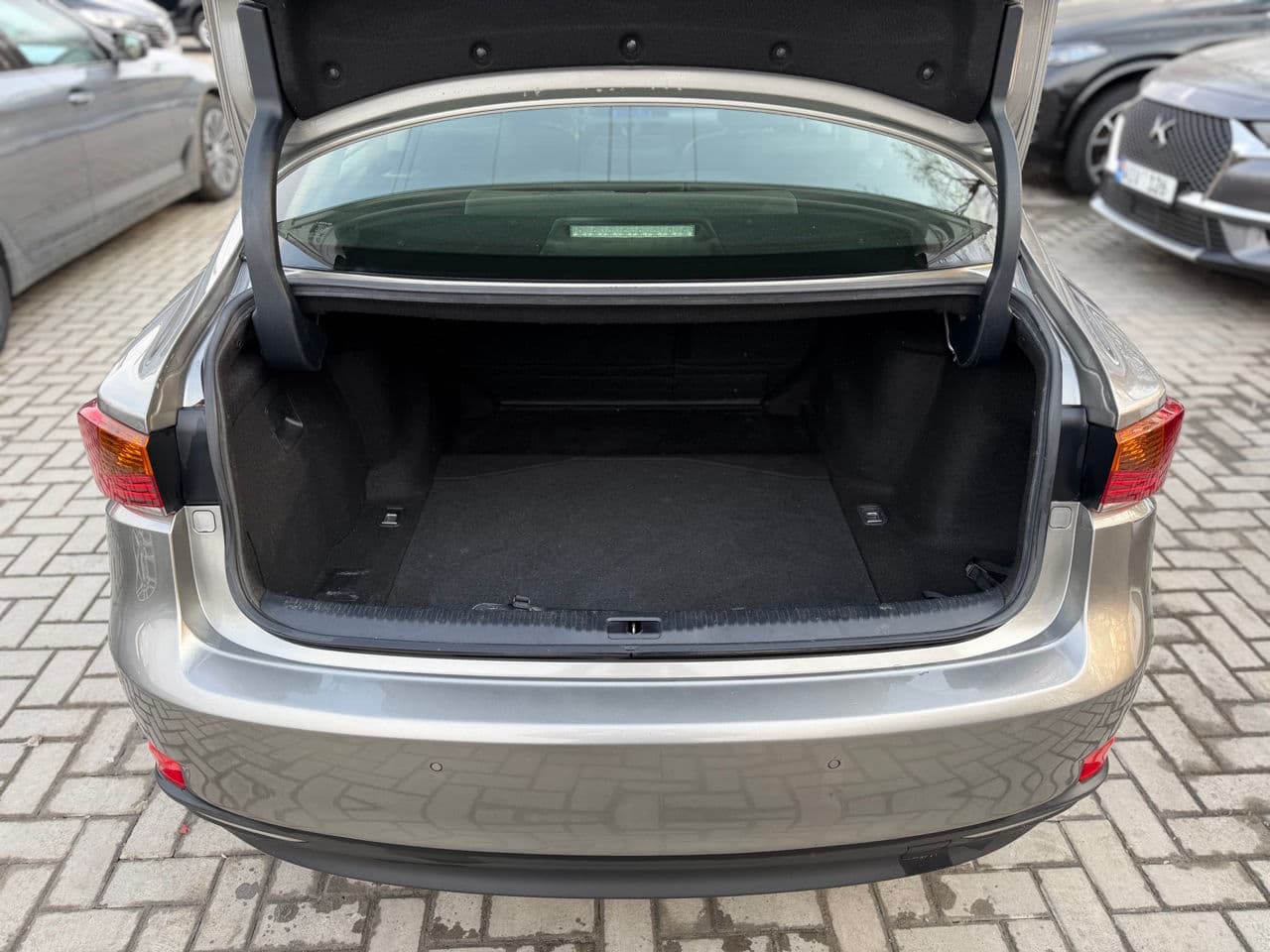 2018 Lexus IS 300h — Miniatură 5