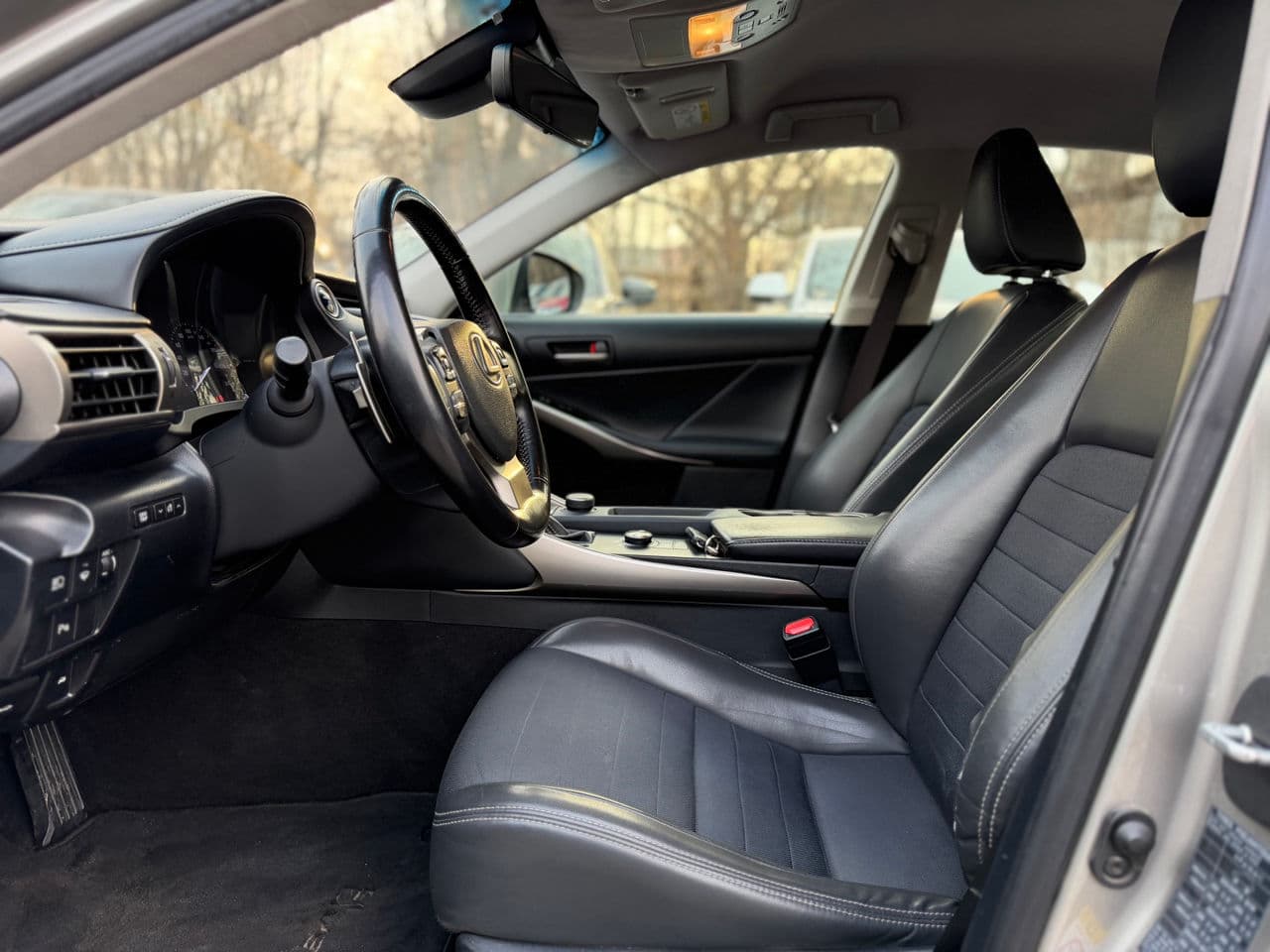 2018 Lexus IS 300h — Miniatură 8