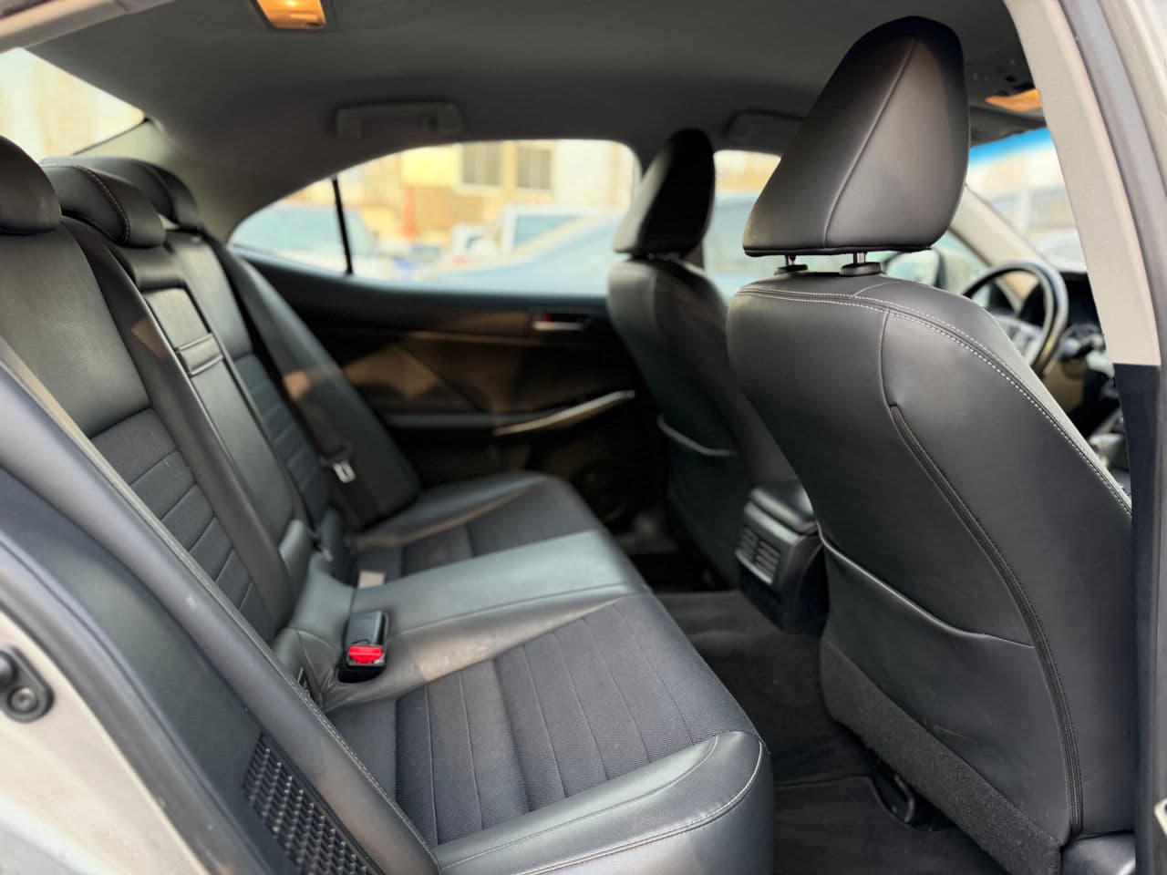 2018 Lexus IS 300h — Miniatură 19