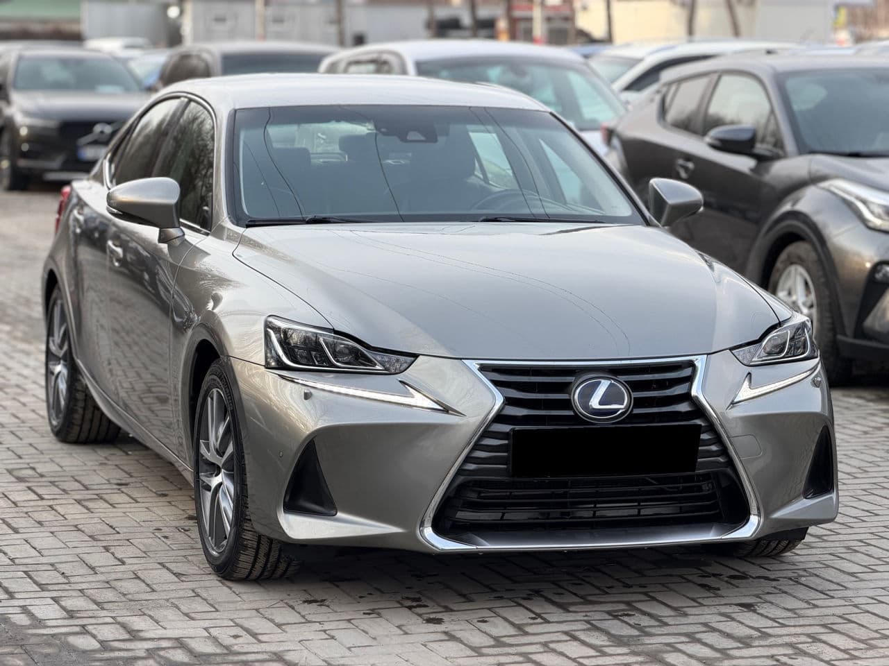 2018 Lexus IS 300h — Miniatură 3