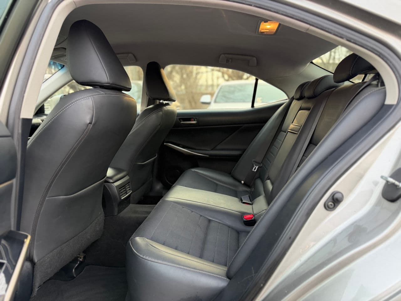 2018 Lexus IS 300h — Miniatură 18