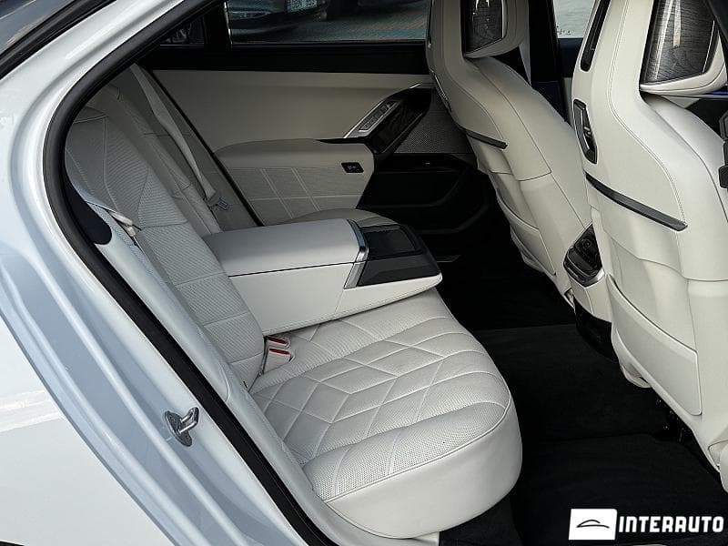 BMW 750e XDrive 2024 — Миниатюра 21