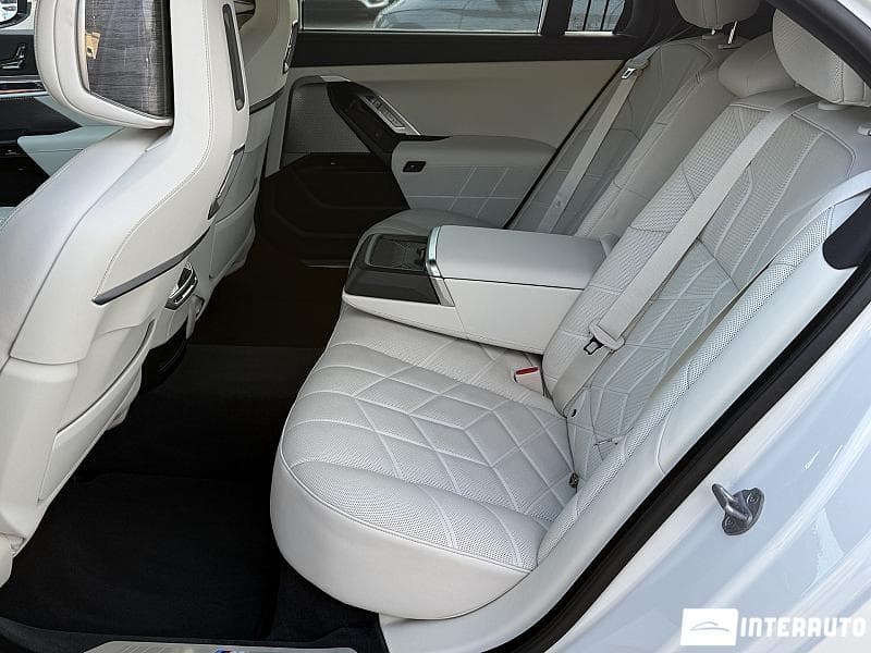 BMW 750e XDrive 2024 — Миниатюра 24