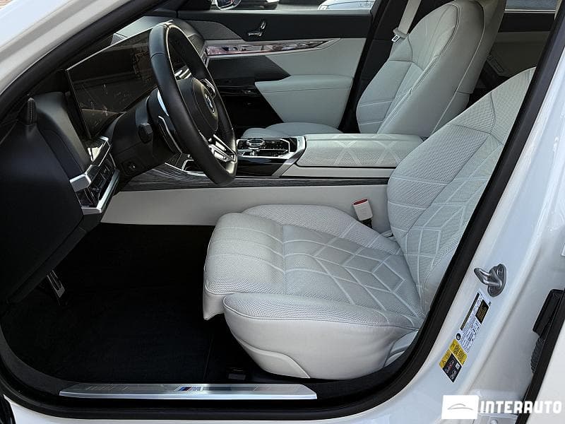 BMW 750e XDrive 2024 — Миниатюра 5