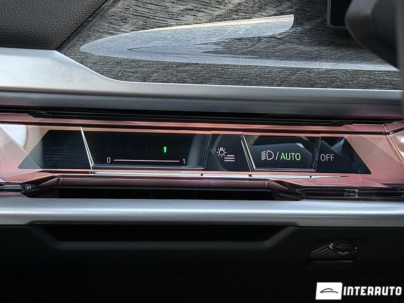 BMW 750e XDrive 2024 — Миниатюра 11