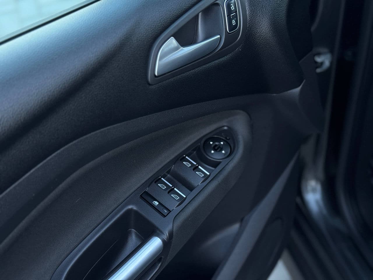 Ford C-MAX 2017 — Миниатюра 17