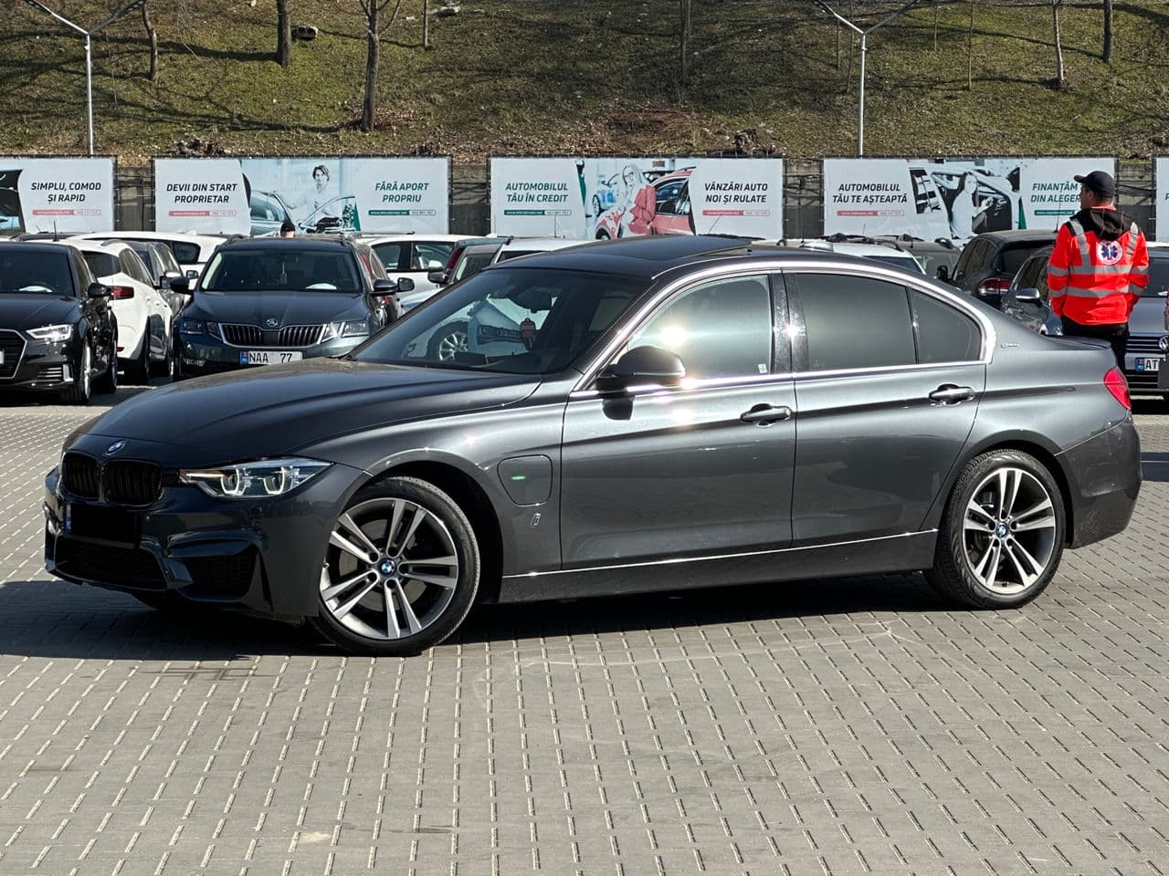 BMW 330E 2017 — Миниатюра 2