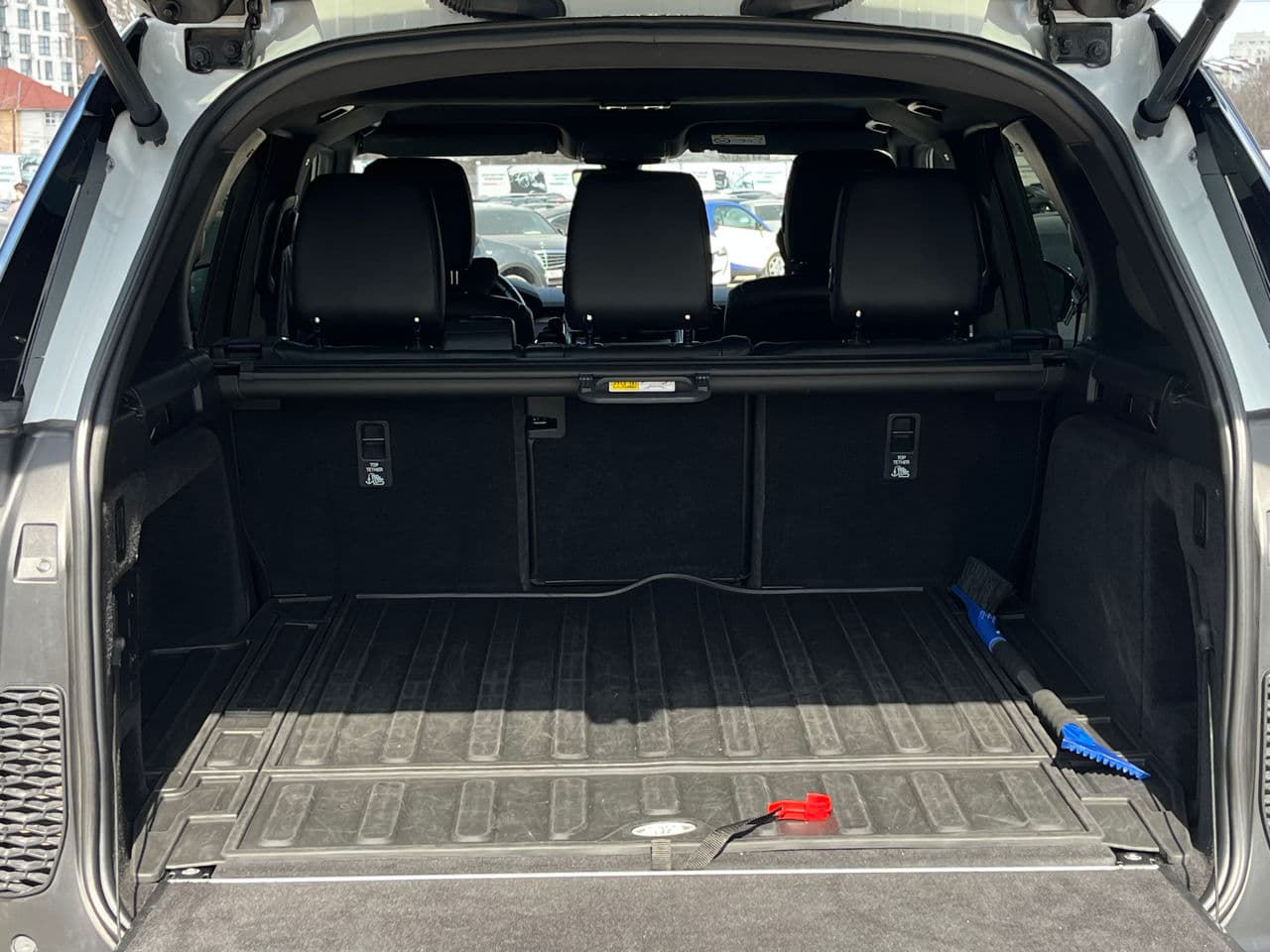 Land Rover Discovery 2017 — Миниатюра 23