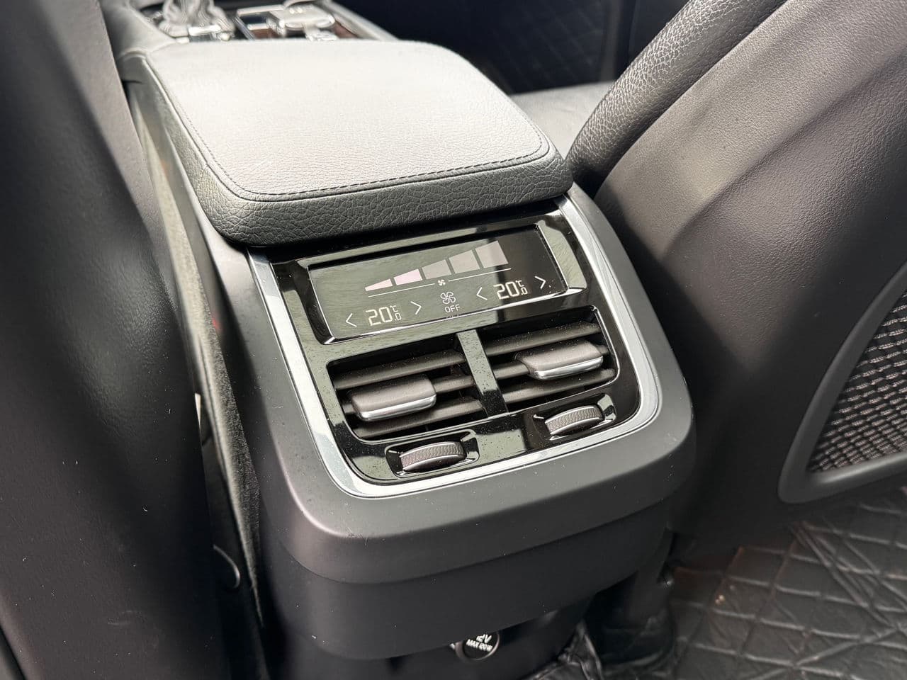 Volvo XC 90 2017 — Миниатюра 16