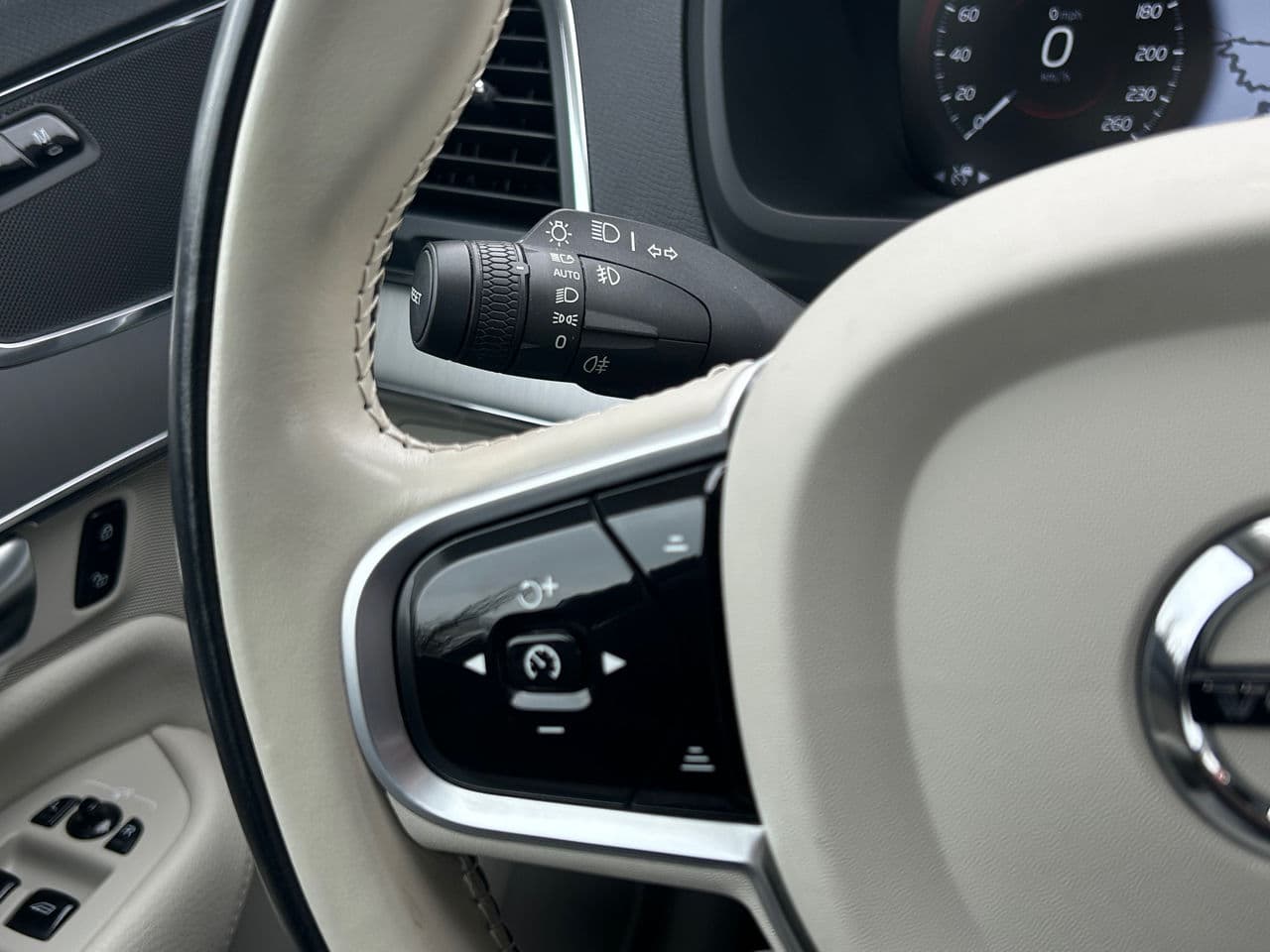 Volvo XC 90 2022 — Миниатюра 9