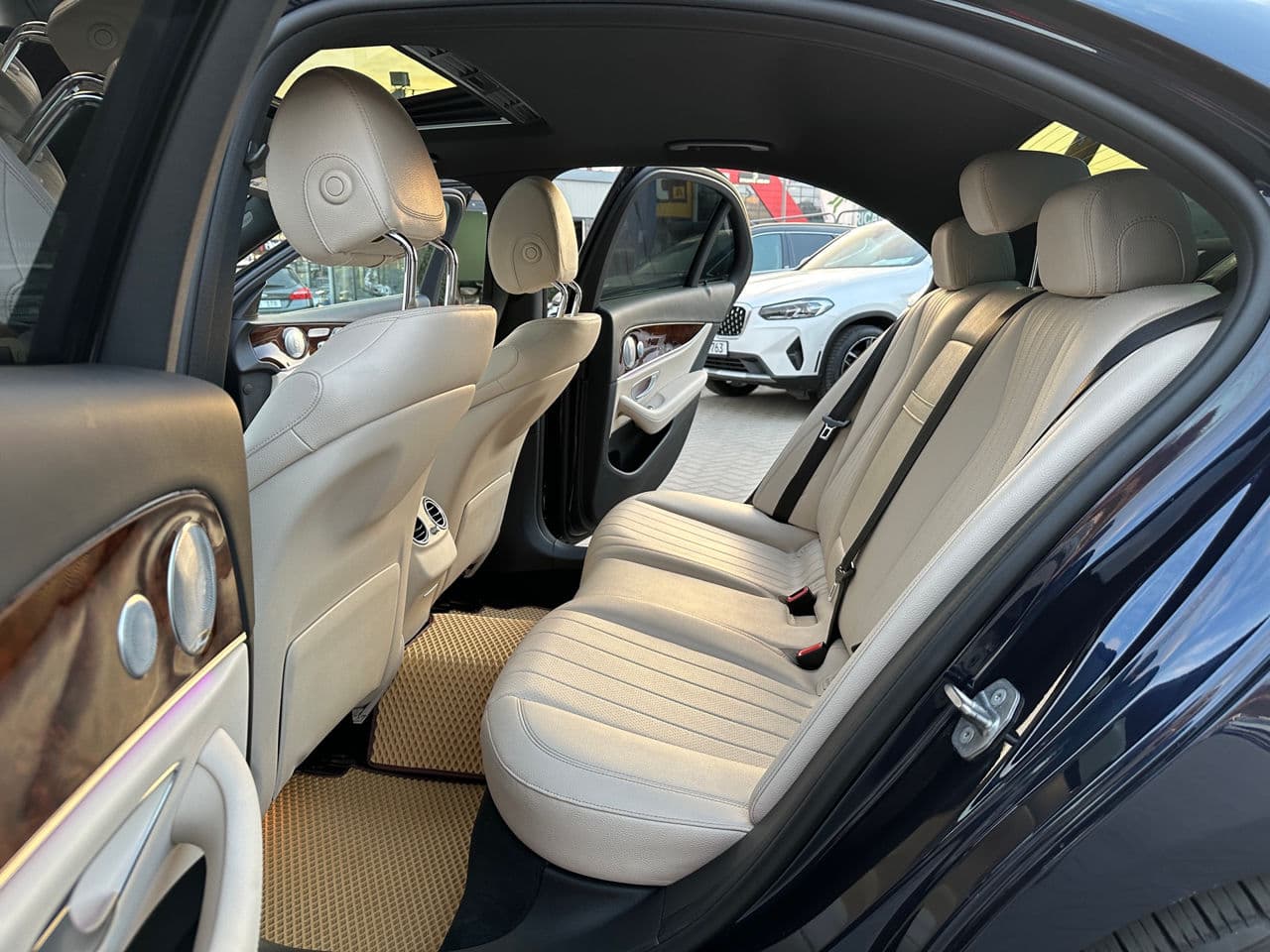 Mercedes E 300 2016 — Миниатюра 12